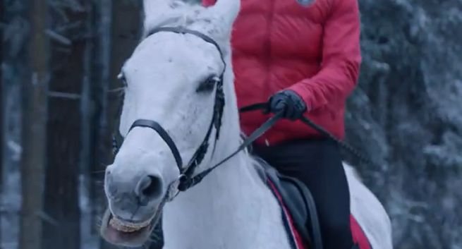 Zimowa jazda konna w pierwszej reklamie sklepów Decathlon autorstwa PZL (wideo)