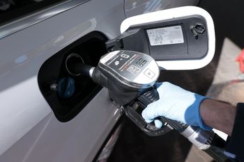 Wakacyjne promocje na paliwo. Stacje benzynowe kuszą klientów obniżkami. Gdzie można zaoszczędzić najwięcej. Porównaj promocje na stacjach