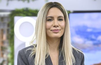 Wskoczyła w jeansową mini. Tylko spójrzcie na buty