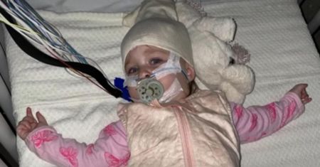 Jej córeczka zakrztusiła się mlekiem i przestała oddychać. Teraz mama ostrzega rodziców