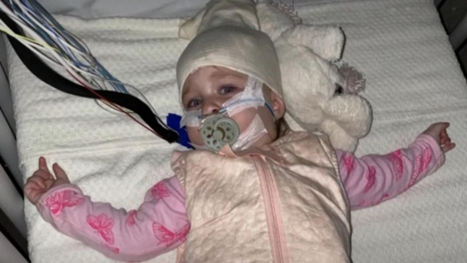 Jej córeczka zakrztusiła się mlekiem i przestała oddychać. Teraz mama ostrzega rodziców