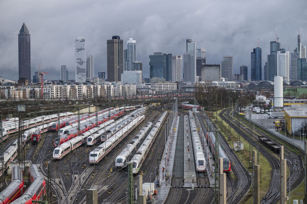 Pociągi Deutsche Bahn stoją zaparkowane podczas ogólnokrajowego strajku maszynistów i pracowników kolei,  24 stycznia 2024 r. we Frankfurcie nad Menem w Niemczech.