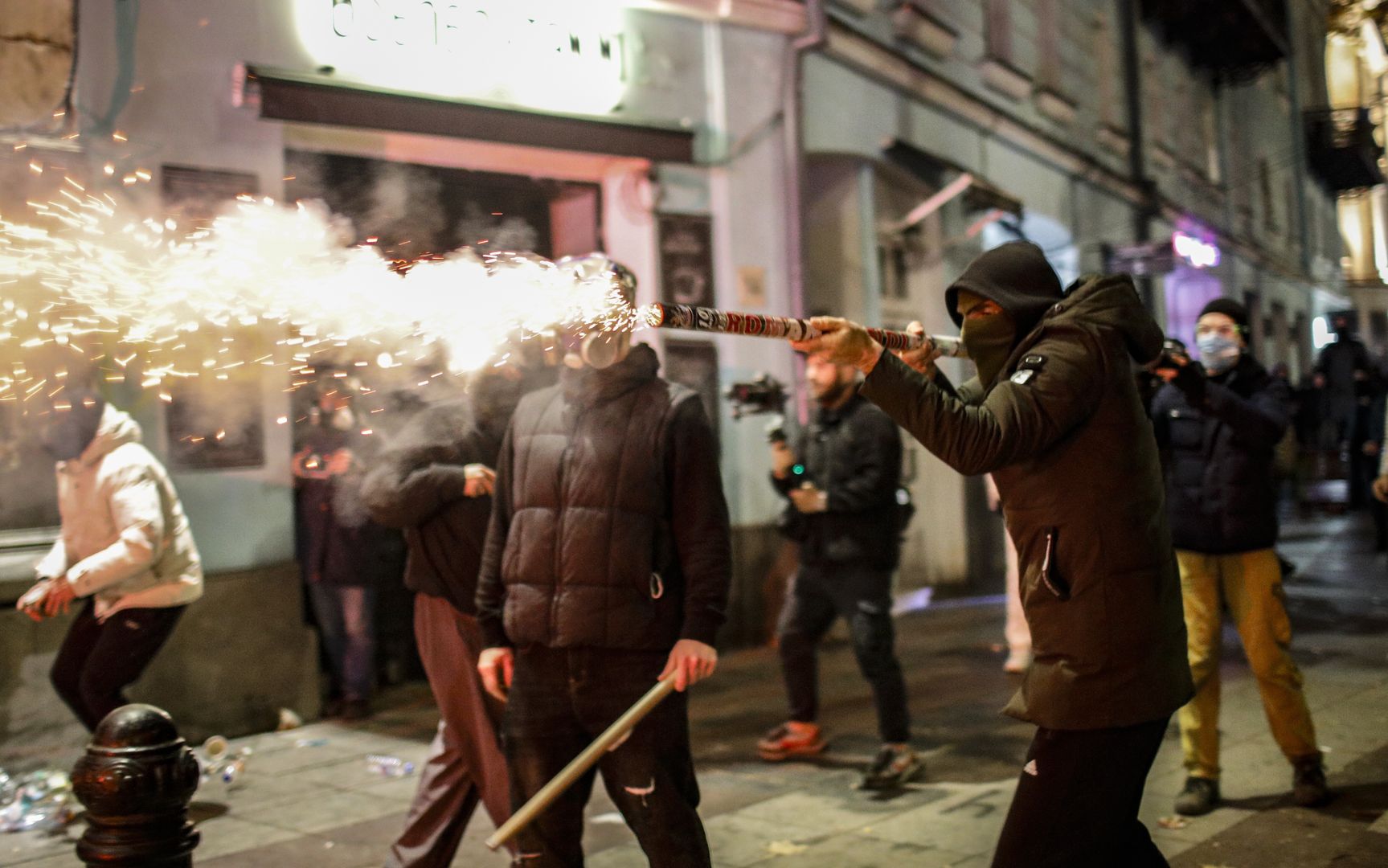 Georgian opposition protests in Tbilisi
epaselect epa11748607 A Georgian opposition supporter launches fireworks towards the police during a protest in front of the Parliament building in Tbilisi, Georgia, 30 November 2024. Georgian Prime Minister Kobakhidze said on 28 November that Tbilisi will refuse EU accession talks until 2028. The ruling Georgian Dream Party was announced as the winner of the parliamentary elections held on 26 October 2024.  EPA/DAVID MDZINARISHVILI 
Dostawca: PAP/EPA.
DAVID MDZINARISHVILI
epaselect