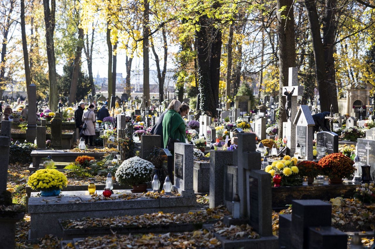 Trzy cmentarze w Krakowie czeka kompleksowa modernizacja. Powstaną kolumbaria. Zniszczona kaplica pójdzie wreszcie do remontu