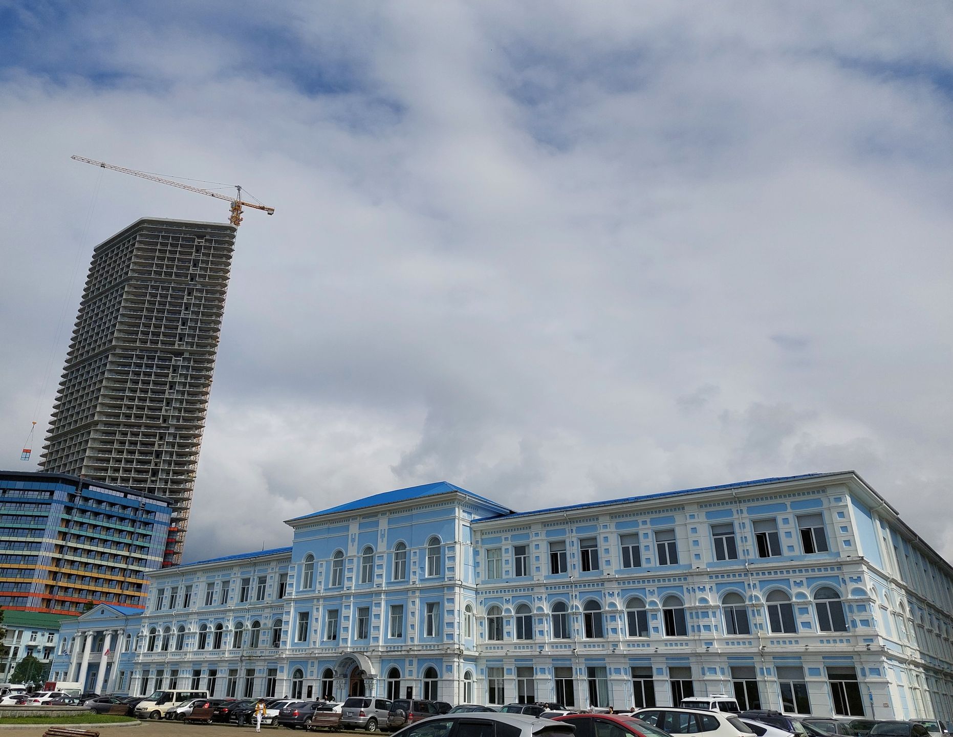 Budynek dawnego gimnazjum męskiego (dziś siedziba Państwowego Uniwersytetu im. Szoty Rustawelego) zaprojektowany przez polskiego architekta Aleksandra Szymkiewicza