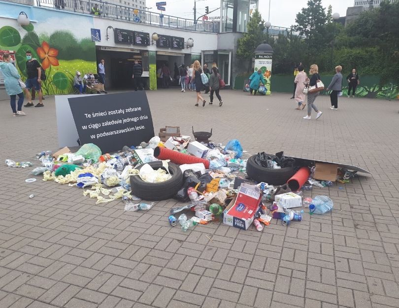 #TrashChallenge: Rozsypaliśmy górę śmieci w centrum Warszawy