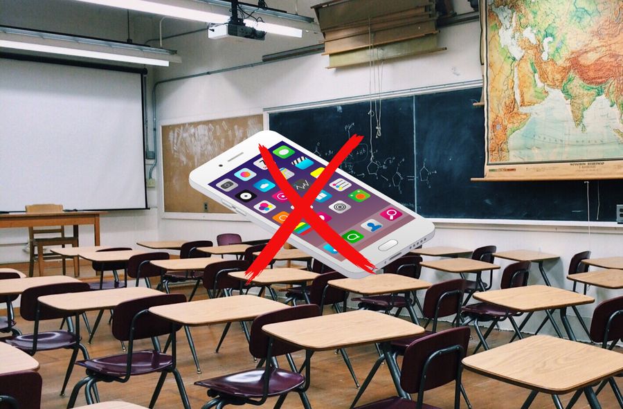 Chcą zakazać wnoszenia smartfonów do szkoły. Czy polski rząd też to wprowadzi?