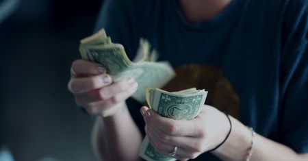 Amerykańska przedsiębiorczość. Zarobili miliony na płaceniu okupów crackerom i są bezkarni