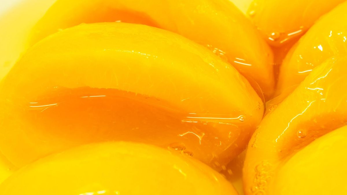 Owoce w syropie. Niebezpieczne dla zdrowia (WIDEO)