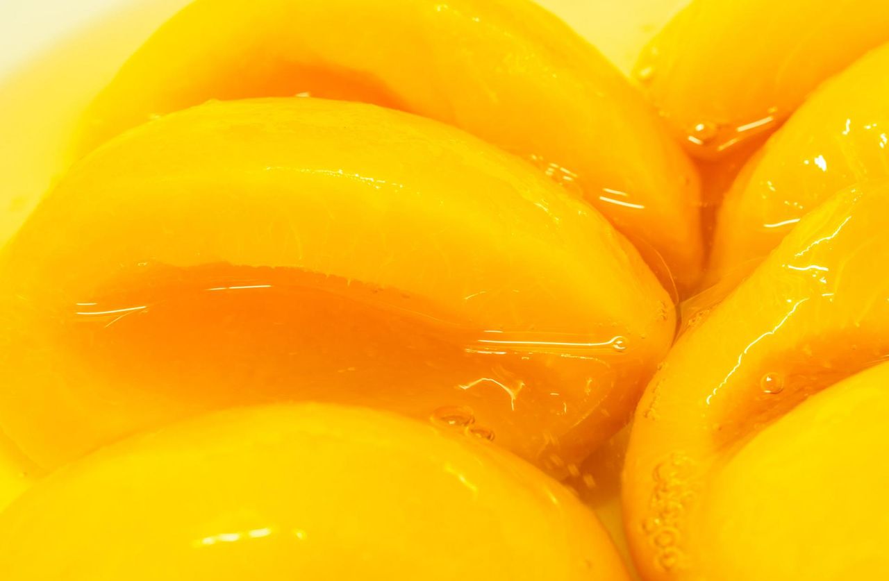 Owoce w syropie. Niebezpieczne dla zdrowia (WIDEO)