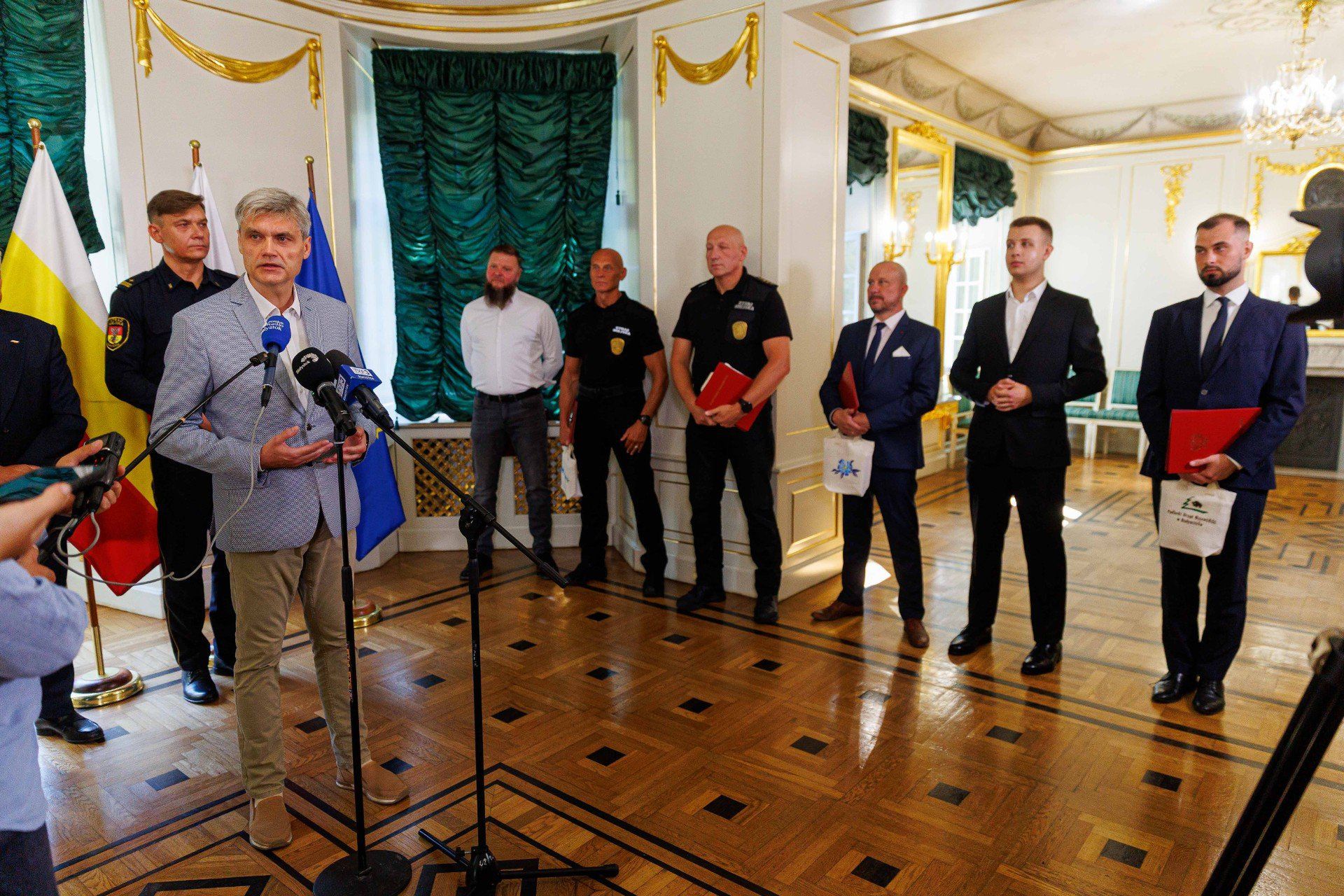 Prezydent nagrodził urzędników, strażników miejskich i studenta. Wykazali się empatią i pomogli człowiekowi w potrzebie.