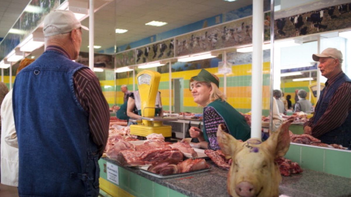 Wielu Rosjan stara się publicznie dawać wyraz swojemu wsparciu dla działań wojennych. Dochodzi do absurdów 