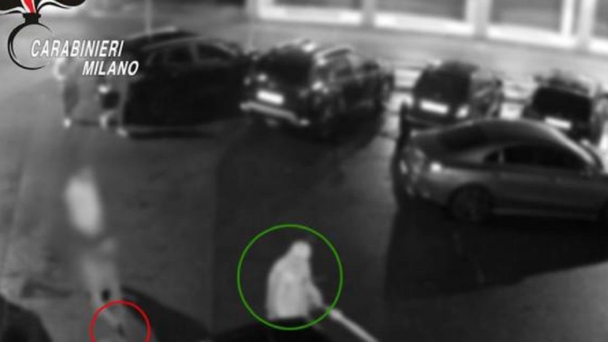 Karabinierzy opublikowali nagranie z monitoringu.