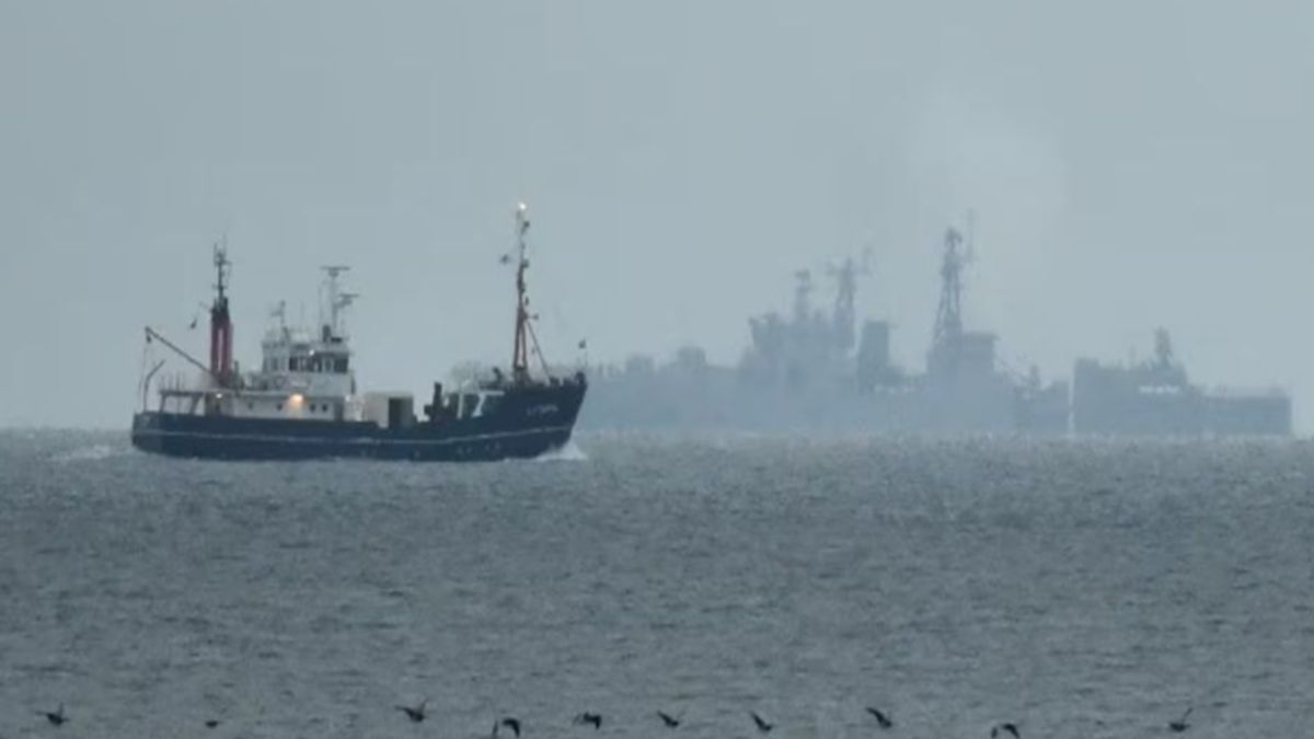 Rosyjski okręt widziany przy niemieckiej zatoce.