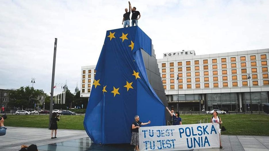 Warszawa. Na szczyt pomnika weszli Arkadiusz Szczurek i Tadeusz Kaczmarski. Zostali zatrzymani, ale wypuszczono ich wieczorem. Flaga została w policyjnym magazynie 