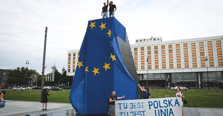 Warszawa. "Płótno barwy niebieskiej z symbolami gwiazd". Unijna flaga zaaresztowana