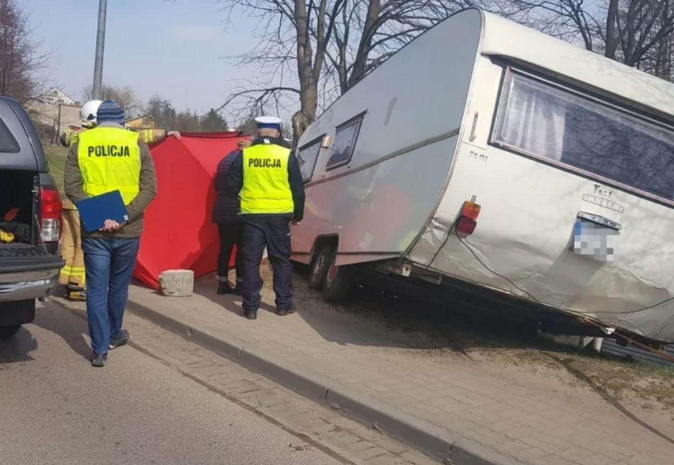 Przyczepa kempingowa odczepiła się od auta i zabiła pieszą. Tragedia w Czersku