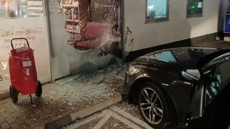 22-latka wjechała w budynek stacji paliw w Puławach