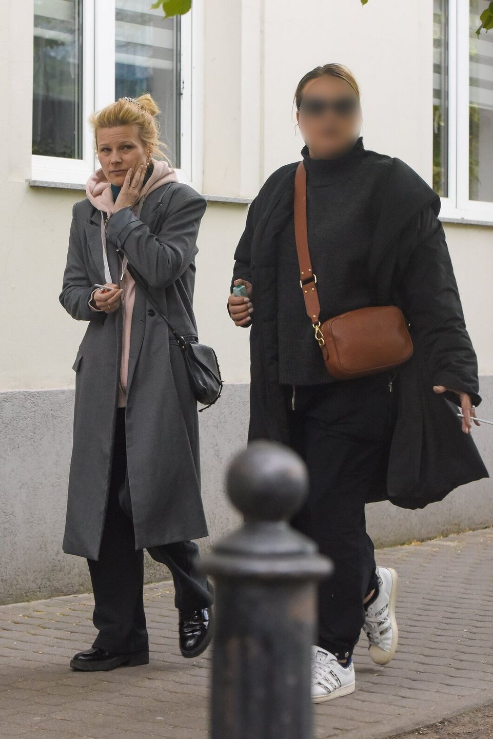 Naturalna Anna Głogowska na spacerze z papierosem