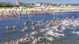 Pływackie wyzwanie wokół mola w Sopocie. Trzy edycje zawodów w zatoce w wakacje 2025 roku