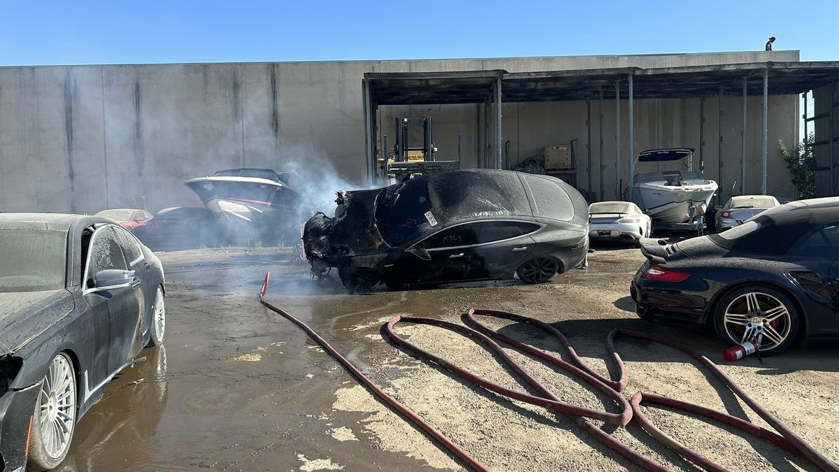 Żeby dostać się do baterii strażacy musieli użyć wózka widłowego