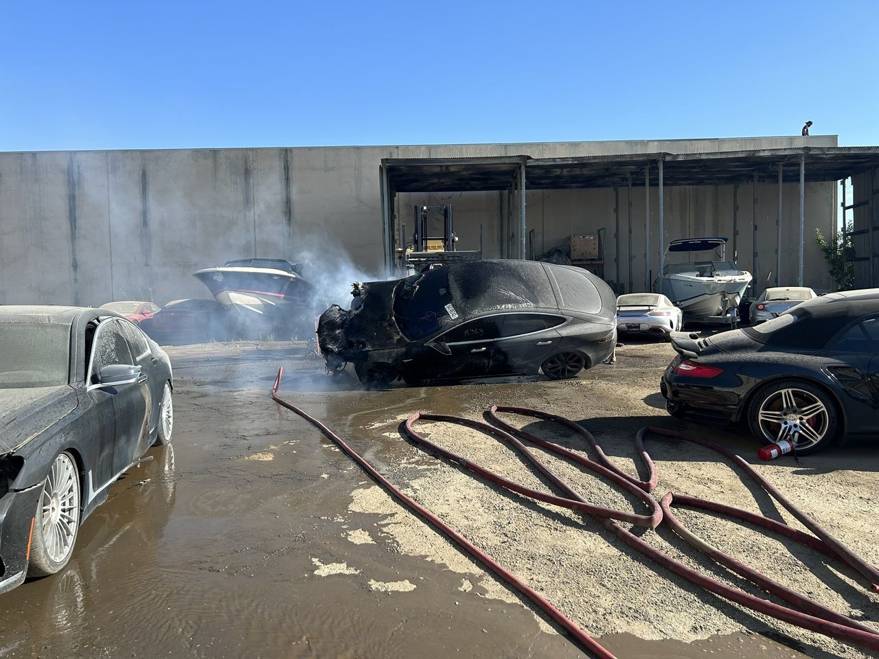 Tesla od miesięcy stała na złomowisku. Nagle auto zaczęło się palić