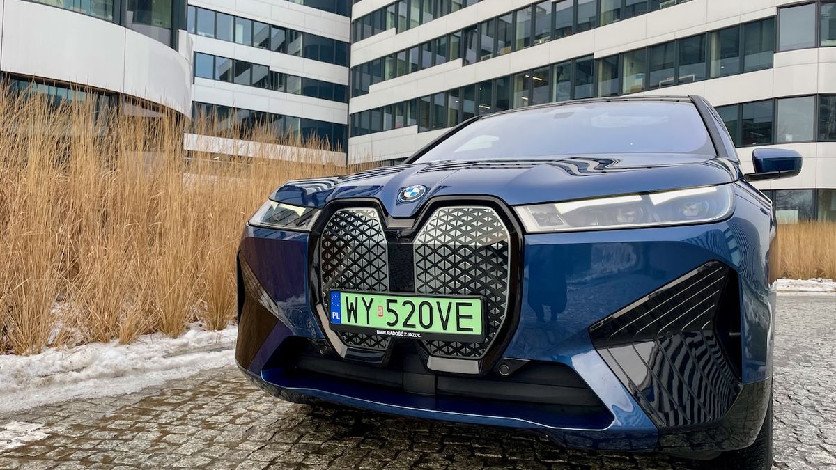 BMW iX to elektryczny SUV. Jest produkcyjną wersją koncepcyjnego modelu Vision iNext, który zapowiadał nowy rozdział w historii marki. 