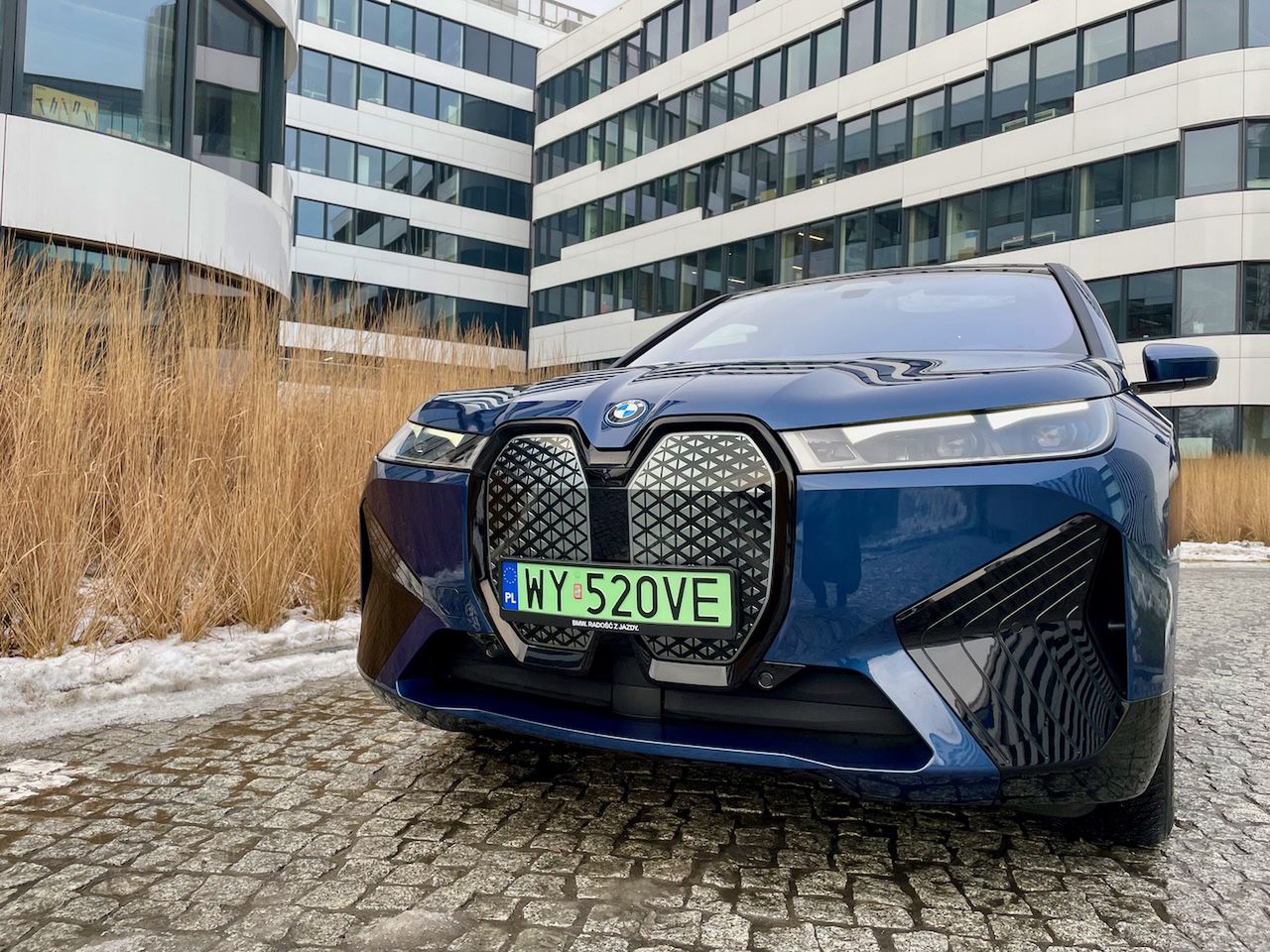 BMW iX to elektryczny SUV. Jest produkcyjną wersją koncepcyjnego modelu Vision iNext, który zapowiadał nowy rozdział w historii marki. 