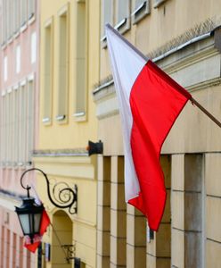 Dzień Flagi 2020. Jak wykonać polską flagę z papieru? Zobacz, czy wiesz jak poprawnie wywieszać sztandar