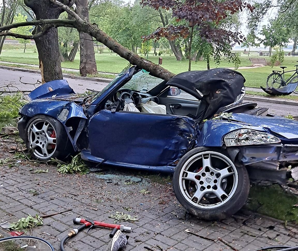 Wjechał porsche prosto w drzewo. Wypadek w Kocku, kierowca nie żyje