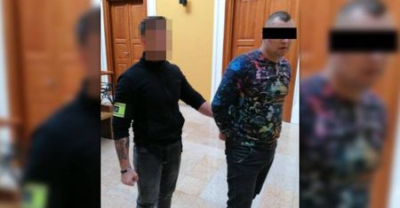 W środku nocy leżał pod autem i wycinał katalizator. Tuż obok przechodzili policjanci
