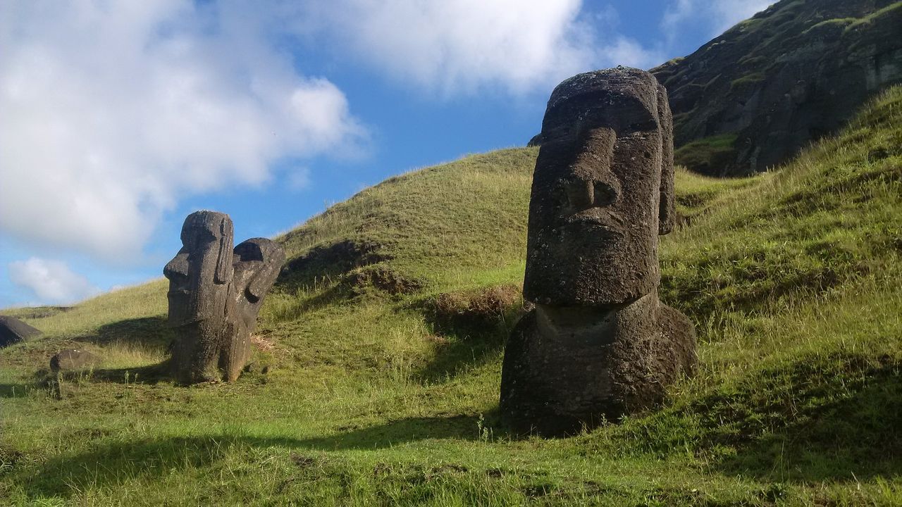 Rzeźby z Wyspy Wielkanocnej zagrożone przez selfie