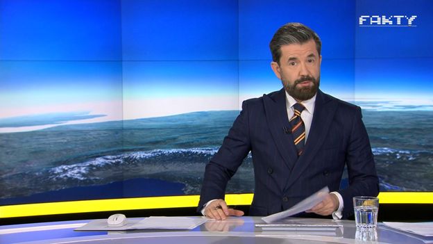 Internauta dopatrzył się NARKOTYKÓW w studiu "Faktów"? W sieci wybuchła afera (WIDEO)
