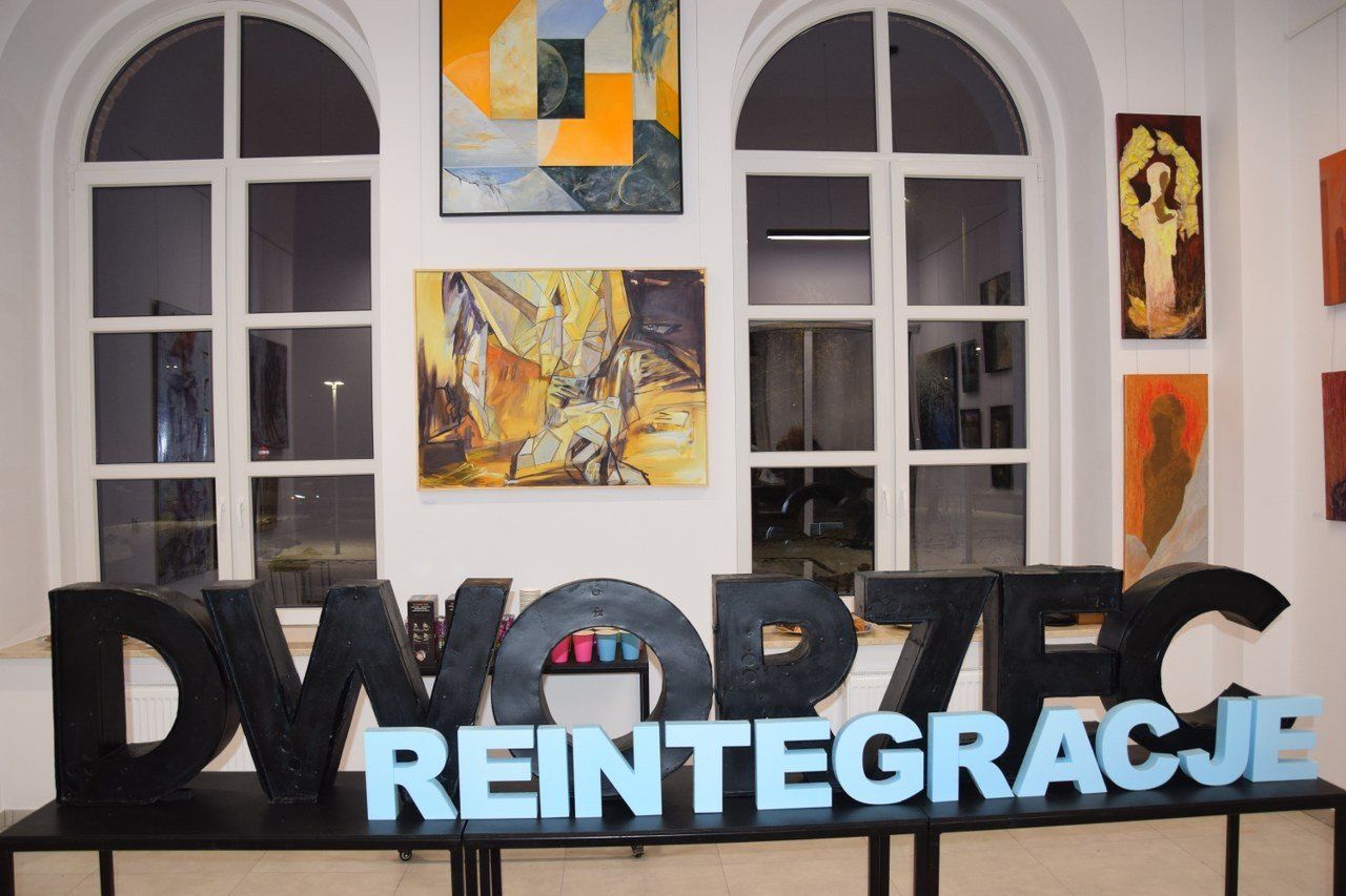 Galeria Sztuki powstała na kolejowym dworcu w Zduńskiej Woli. Odbył się pierwszy wernisaż