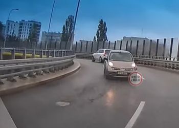 Nagranie z Warszawy. Kierowca Nissana jechał pod prąd