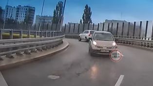 Nagranie z Warszawy. Kierowca Nissana jechał pod prąd