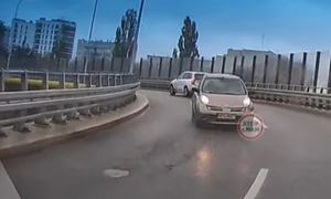 Nagranie z Warszawy. Kierowca Nissana jechał pod prąd