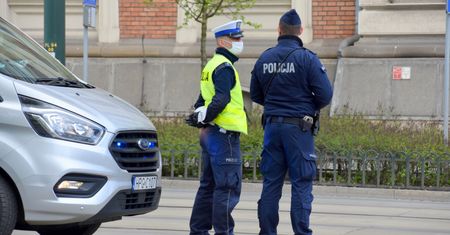 Pijany turysta szalał w Gdańsku. Z balkonu wyrzucał sprzęty