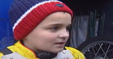 Poznajesz tego chłopca? Orlen płaci mu miliony