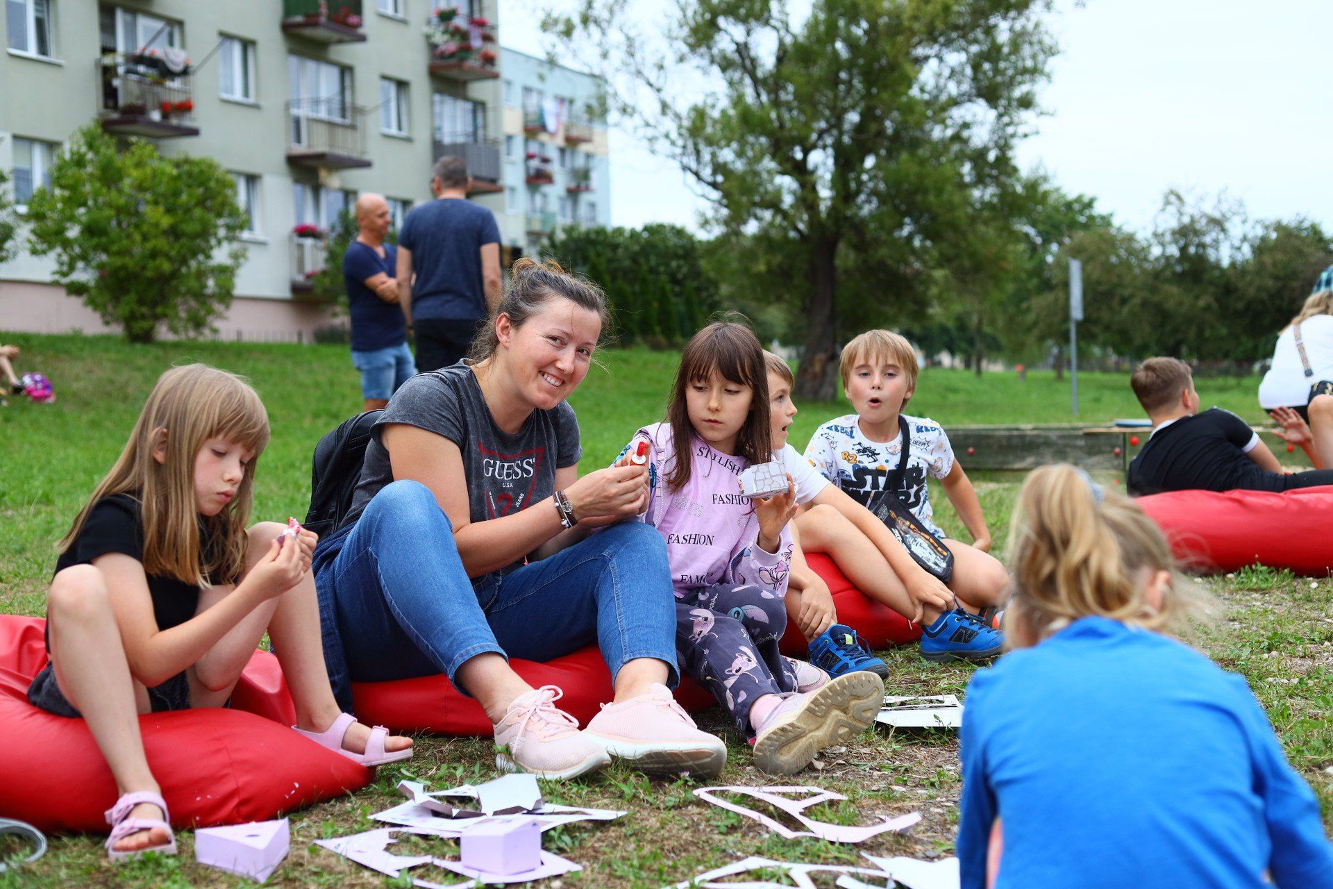 Dzieci i rodzice z uśmiechem na twarzy brali udział w grach i zabawach