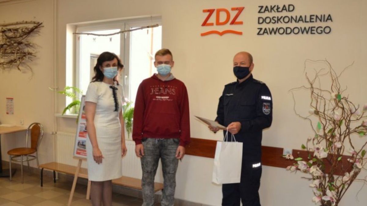 17-latek przekazał 30 tysięcy, które znalazł na przystanku autobusowym, policyjnemu dyżurnemu