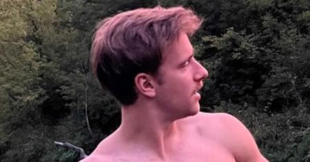 Musiał Maciej pręży UMIĘŚNIONĄ klatę, brodząc w rzece, a fanki szaleją. "Wyjdź za mnie!" (FOTO)