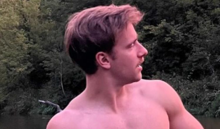 Macie Musiał pręży klatę w rzece