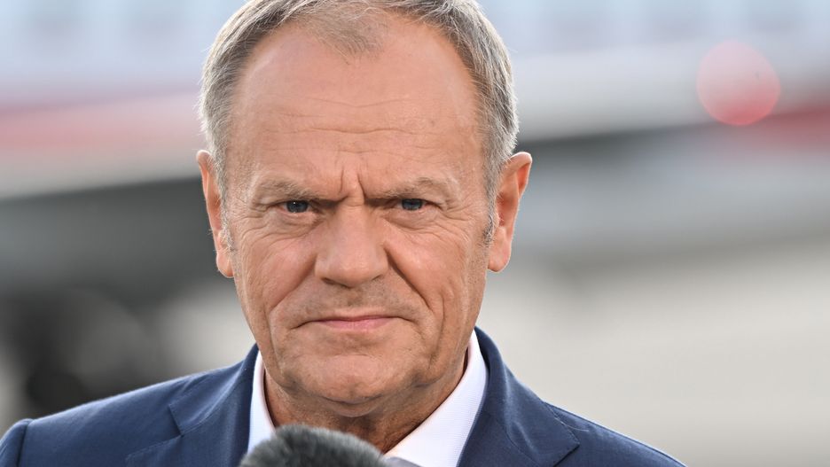 Warszawa, 18.06.2024. Premier Donald Tusk podczas konferencji prasowej na warszawskim lotnisku, 18 bm. Premier Donald Tusk wrócił do kraju z trzydniowej wizyty w Brukseli i Luksemburgu. (sko) PAP/Radek Pietruszka
