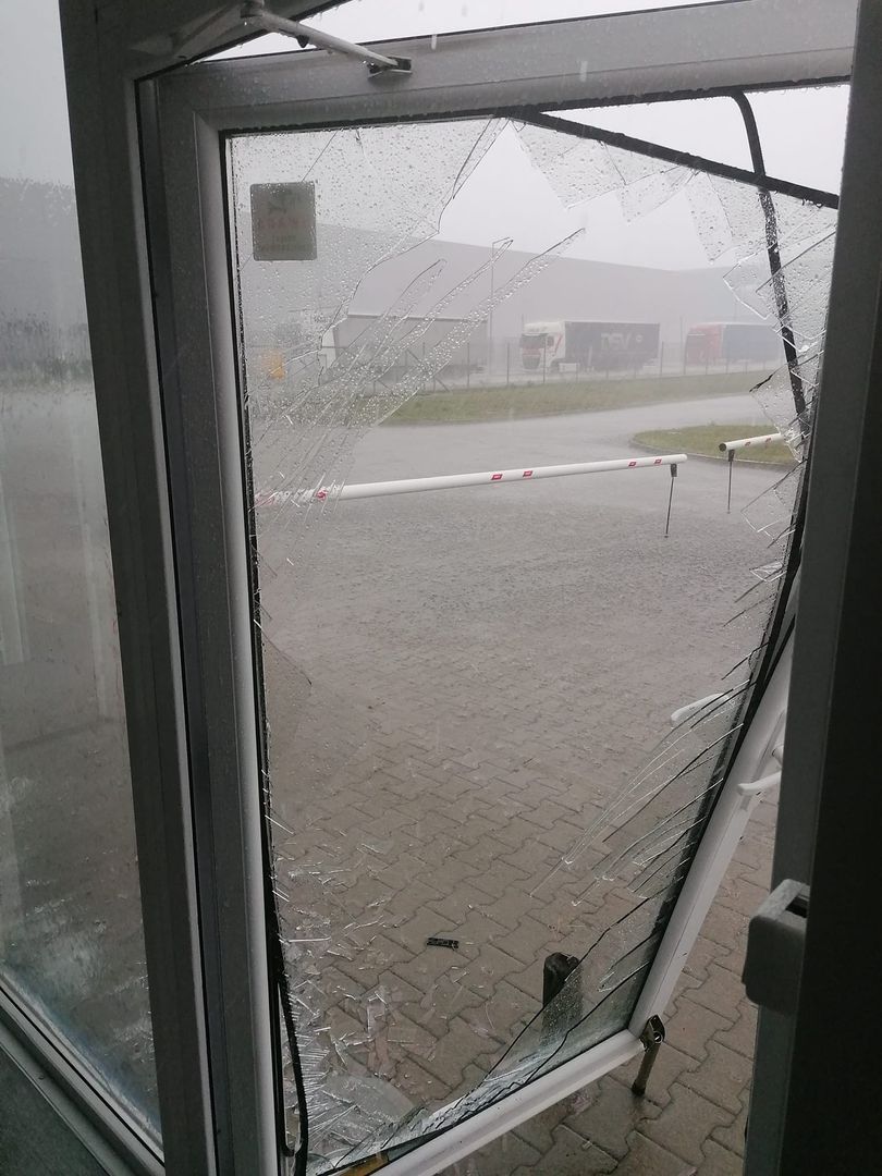 Pierwsze szkody spowodowane przez silny wiatr 