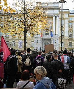 Przyszli przed siedzibę premiera. Ostre hasła o Tusku