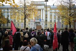 Przyszli przed siedzibę premiera. Ostre hasła o Tusku