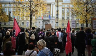 Przyszli przed siedzibę premiera. Ostre hasła o Tusku