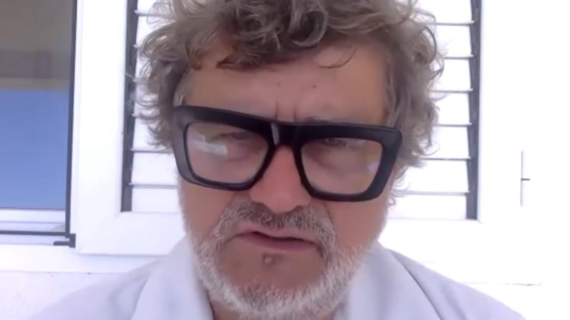 Janusz Palikot podczas nagrania dla użytkowników Facebooka
