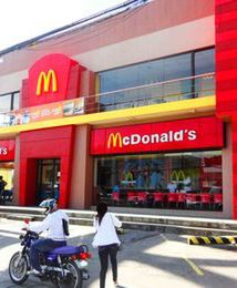 Ostra walka fastfoodów trwa. Zyskują klienci